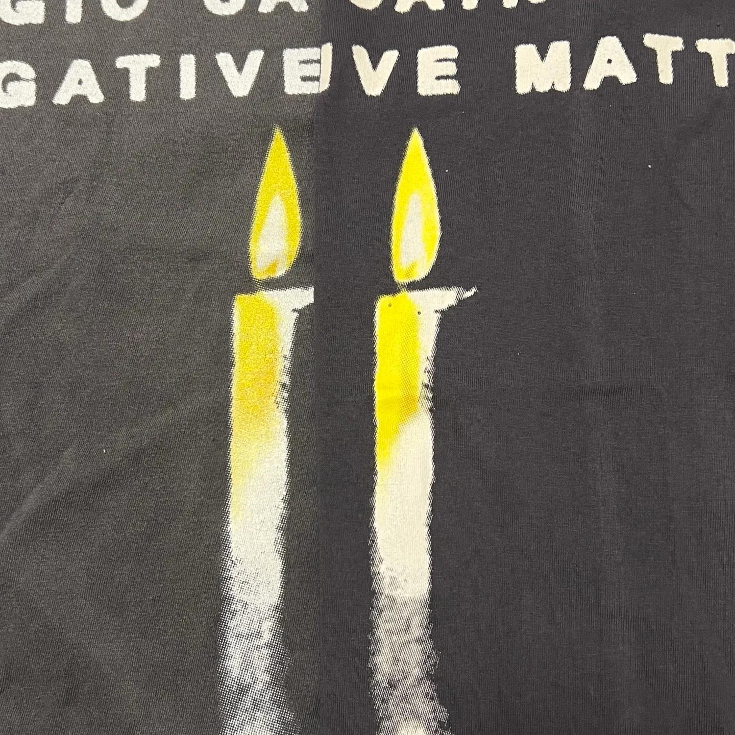 Printing proofing SAINT Mxxxxxx CANDLE SS TEE/BLK Slogan candle distressed TEE Little angel short sleeves on the back Washed in black S-XL Same as the original version Cylindrical side seam OE yarn fabric Garment dyed Re-wash faded Bust plaster faded Correct pattern matching Original consistent accessories